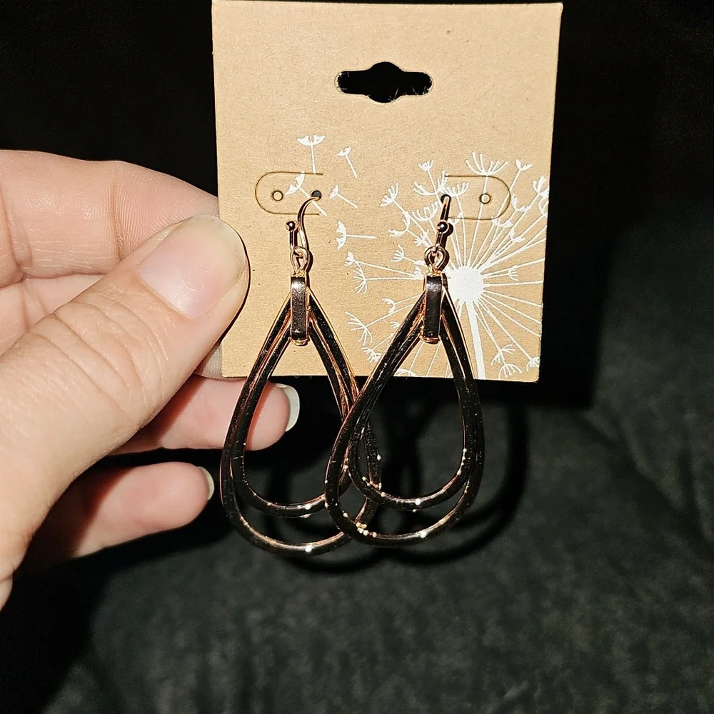 Womens Long Gold Earing Set!! Nwts!!